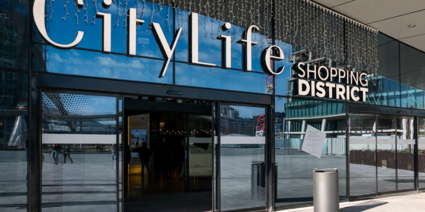 In attesa della terza torre, la cui chiusura lavori è prevista a fine 2020, CityLife Shopping District è già operativo e inserito perfettamente nell'articolato piano di sviluppo urbanistico del quartiere Milano CityLife, varato nel 2004. Un progetto che si sviluppa su una superficie complessiva di 366.000 metri quadri che rappresenta un nuovo concept di quartiere, in un mix articolato e bilanciato di residenze e uffici, servizi e spazi pubblici, design, tecnologia, sostenibilità ed energie pulite. Aree verdi, la più estesa isola pedonale della città, il più grande centro commerciale urbano d’Italia - CityLife Shopping District, che ospita un mix di 100 esercizi commerciali dedicati allo shopping, al lifestyle, alla ristorazione, ai servizi, al tempo libero ed all'intrattenimento - ma soprattutto grattacieli e palazzi residenziali a firma di architetti di fama internazionale che hanno radicalmente trasformato nel corso degli anni lo skyline di Milano. In questo contesto IPM Italia – www.ipmitalia.it tra le più importanti aziende italiane nel settore della produzione e posa di pavimentazioni in resina per indoor ed in graniglia naturale per outdoor - ha di recente terminato il progetto di pavimentazione dell’area esterna per il maestoso palazzo delle Assicurazioni Generali: inaugurato nel 2017 è il cosiddetto palazzo “storto”, frutto dello studio di progettazione Zaha Hadid Architects, che completa il trittico delle Archistar insieme al palazzo "dritto" di Isozaki e il palazzo "curvo" di Libeskind. Di questo specifico progetto di pavimentazione ci parla Andrea Tumiatti, Project Manager IPM Geodrena® che ha seguito tutte le fasi di sviluppo: “Si trattava di mettere in posa 900 metri quadri di pavimentazione che accompagnassero le persone dall’entrata di CityLife Shopping District fino alla Torre Generali: la richiesta del costruttore era di rendere quest’area fruibile e calpestabile nel minor tempo possibile, mantenendo massima fedeltà al progetto architettonico originale. Un tracciato geometrico, particolari accostamenti cromatici e una specifica palette colori. Queste le condizioni di partenza. IPM GeoDrena® si è rivelato fin da subito il sistema più adatto, non solo perché il prodotto ha risposto perfettamente alle richieste di capitolato, ma anche perché IPM Italia si è proposta come interlocutrice diretta di produzione, progettazione e posa garantendo, con i suoi oltre 35 anni di esperienza, grande capacità di gestione dei cantieri e rispetto dei tempi di esecuzione.” IPM GeoDrena® nasce nel laboratorio interno IPM Italia, da sempre impegnata nel campo della Ricerca e Sviluppo. Si tratta di un sistema di rivestimento specifico per pavimentazioni continue all’aperto: è eco-compatibile, drenante, traspirante e grazie alla varietà e combinazione di colori e tagli delle graniglie naturali di pregio (marmo, quarzo, porfido, serpentino o granito) si integra perfettamente in qualsiasi spazio urbano esaltandone valore, estetica e fruibilità. Resistente all’usura, ai cicli gelo-disgelo e straordinariamente duraturo nel tempo, offre infinite possibilità di personalizzazione adattandosi a molteplici destinazioni d’uso. La velocità di posa, altra caratteristica distintiva di IPM GeoDrena®, è risultata fondamentale per rispondere a una delle criticità del cantiere CityLife: l’impossibilità di chiudere al transito la zona da pavimentare. La squadra certificata IPM Italia ha mescolato direttamente in cantiere gli inerti con il legante eco-friendly di sua formulazione esclusiva e ha posato la miscela in sole 8 ore lavorative, in notturna. La tecnica di posa in sequenza ha permesso la replica fedele del disegno e l’accostamento di colori preventivamente definito. Cruciale per la scelta anche l’elevata capacità drenante di IPM GeoDrena®, circa 2700 l/min/mq, e la capacità di contrastare l’isola di calore che tende a raffrescare il sistema quando le temperature si alzano inesorabili. "In città, dove soprattutto in estate si verifica il fenomeno delle ‘isole di calore’, le proprietà termiche delle pavimentazioni sono estremamente importanti - prosegue Tumiatti. L’indice SRI di IPM GeoDrena® si attesta intorno a 47.1, consentendo un’importante riduzione del calore nel periodo estivo. Questo dato, oltre a garantire comfort e una buona vivibilità dello spazio anche durante la stagione calda, si traduce in una maggiore compatibilità del sistema con l’ambiente circostante, riduzione dei consumi e una sostenibilità dell’intero progetto sul lungo periodo”. Chi è IPM Italia? Conosciamo i protagonisti dell’edilizia! Attiva dal 1981, IPM Italia è oggi uno dei top player nel campo della produzione e posa di pavimentazioni continue per indoor e outdoor. Pionieri nel campo dei rivestimenti resinosi tecnici, ancora oggi core business dell’azienda, IPM Italia negli anni si è impegnata molto in ambito Ricerca e Sviluppo portando alla luce una serie di sistemi specifici per pavimentazioni interne ed esterne, come IPM GeoDrena® e la linea all’acqua traspirante. IPM Italia da sempre mira ad avere un comportamento aziendale rispettoso dell’ambiente: formula prodotti con un basso impatto ambientale caratterizzati da emissioni VOC bassissime se non nulle e opera secondo un proprio Sistema di Gestione Qualità, Ambiente, e Sicurezza Certificato UNI EN ISO 9001:2008 e UNI EN ISO 14001:2004. Con la propria struttura basata sul laboratorio interno, le squadre certificate e la rete tecnico-commerciale distribuita su territorio nazionale ed internazionale IPM Italia è in grado di garantire la formula All in One: gestione unica e diretta di formulazione, produzione, commercializzazione e posa di tutte le pavimentazioni.