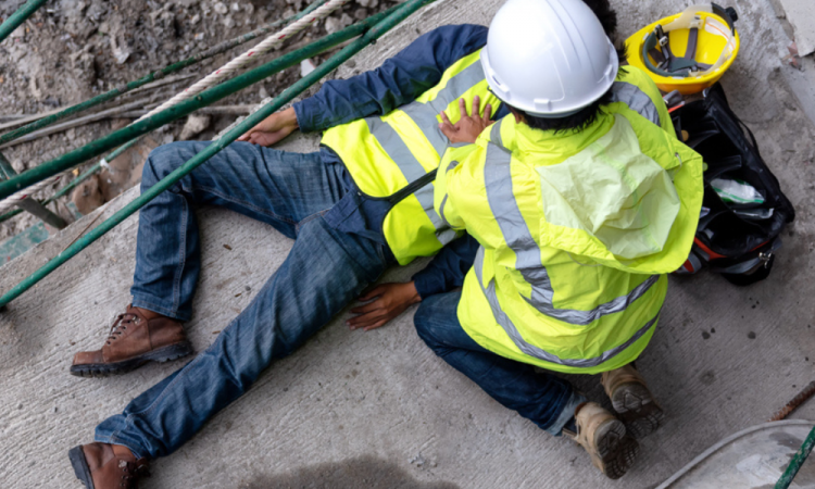 Morte sul lavoro di un operaio edile: titolare obbligato a non esercitare l’attività