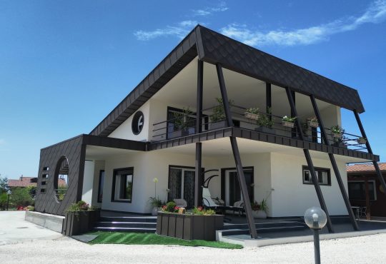 Efficienza energetica ed eleganza architettonica: un edificio NZEB dialoga con il paesaggio naturale del Parco