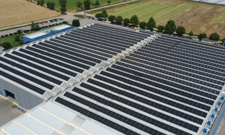 Dimezzare la bolletta con un impianto fotovoltaico industriale