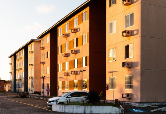 Orari di lavoro condominio: guida completa a regole, divieti e diritti dei vicini