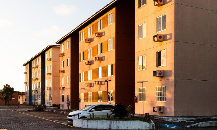 Orari di lavoro condominio: guida completa a regole, divieti e diritti dei vicini