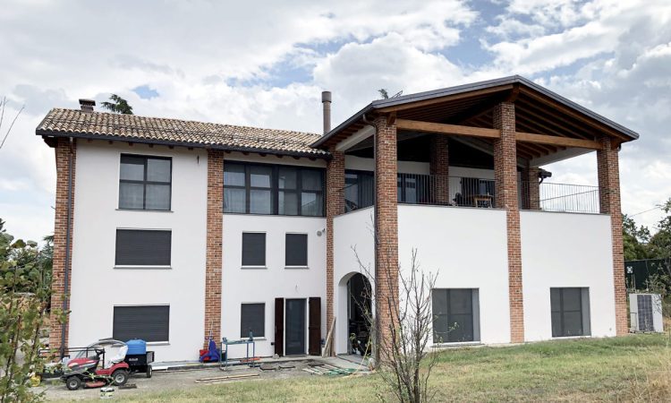Una casa sul Parco dei Boschi di Carrega: ristrutturare in Muratura Armata POROTON® tra natura e comfort