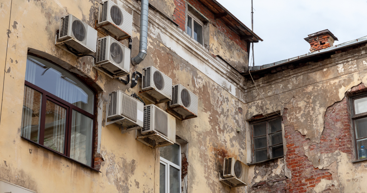 Condizionatore in facciata interna. Quando è edilizia libera e quando il Comune può ordinare la demolizione?