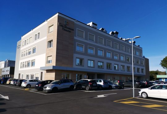 Clinica privata ad Arezzo con isolamento sismico alla base: efficienza e comfort con il sistema TRIS®